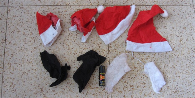 Masky Santa Clause, které lupii pouili, musel úad zlikvidovat.