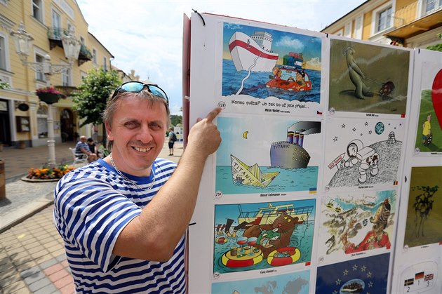 Kreslí Mirek Vostrý pedstavuje svá díla na téma cestování na open air výstav...
