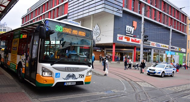 Jeden z autobus se pyní knírem.