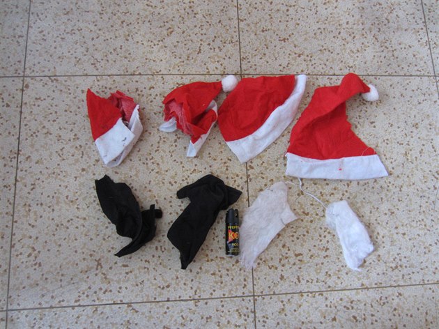 Masky Santa Clause, které lupii pouili, musel úad zlikvidovat.