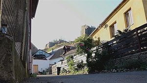 Praha neznámá: 30 lidí v kadém dom a za nimi lom