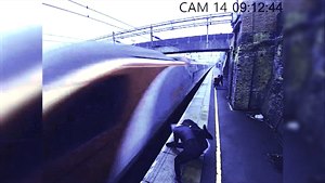 Obdivuhodná žena! Zachytila muže při skoku pod vlak