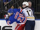 Chris Kreider z NY Rangers a Vladimír Sobotka z Buffala.