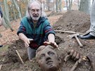 Archeolog Jií Klsák pi vykopávání sochy Poutníka na Dian