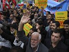 Lidé v nedli vyli do ulic Teheránu, aby demonstrovali proti zavedení...
