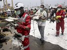 Záchranái penáejí trosky z letadla z Lion Air Flight 610, které se zítilo...
