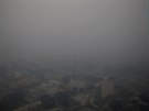 tvrtení ráno na okraji Nového Dillí. Pomr kodlivých ástí v ovzduí je...