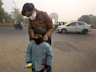 Proti smogu se snaí Indové chránit maskami na obliej. Dýchaní siln...