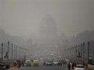 Prezidentský palác v Novém Dillí je pes vrstvu smogu tém neviditelný.