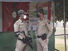Ped smogem se chrání také indití policisté.