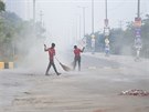 Zametai ulic odklízejí zbytky pyrotechniky po oslavách Diwali, které...