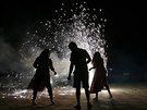 Lidé oslavující svátek svtel Diwali v ulicích Nového Dillí