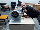 Jaroslav Freis se svým motorem, který pi minimální hmotnosti nabízí vysoký...