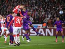 Milan Pavkov (Crvena zvezda Blehrad) stílí první gól do sít Liverpoolu.