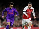 Mohamed Salah z Liverpoolu (vlevo) uniká Seadu Kolainacovi z Arsenalu.