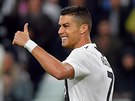 Cristiano Ronaldo z Juventusu dkuje spoluhrám bhem utkání s Cagliari.