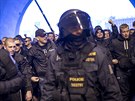 Fanouci fotbalové Slavie se za doprovodu policist vydali na pochod Prahou...