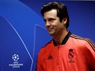 Doasný kou Santiago Solari z Realu Madrid pichází na tiskovou konferenci na...