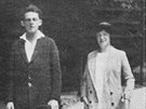 Egon Schiele s milenkou Wally Neuzilovou na snmku z eskho Krumlova v roce...