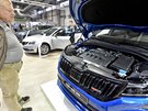 Návtvník si prohlíí motor automobilu koda Kodiaq RS na výstaviti v Lysé...