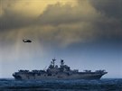 Americká výsadková lo USS Iwo Jima bhem cviení Trident Juncture v Norsku