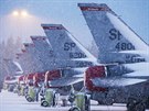 Americké letouny F-16 na základn Kallax bhem cviení Trident Juncture
