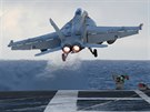 Letoun F/A-18F Super Hornet startuje z letadlové lod USS Harry S. Truman bhem...