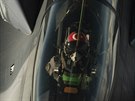 Turecký letoun F-16 dopluje palivo za letu bhem cviení Trident Juncture.