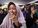 Píbuzní obtí havarovaného letadla spolenosti Lion Air v indonéském Sukodonu