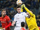 eský branká Tomá Koubek z Rennes zasahuje v utkání Evropské ligy proti...