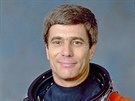 lenem skupiny kosmonaut NASA se stal John Blaha v lednu roku 1980. Absolvoval...