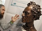 Prvodce Jakub Koumer ukazuje Koblasovu bustu Gustava Mahlera v nov...
