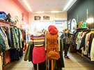 V Praze vznikaj� obchody s oble�en�m z druh� ruky, kde jejich majitelky zbo��...