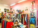 V Praze vznikaj� obchody s oble�en�m z druh� ruky, kde jejich majitelky zbo��...