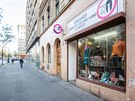 V Praze vznikaj� obchody s oble�en�m z druh� ruky, kde jejich majitelky zbo��...