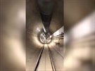 Elon Musk natoil video ve svém tunelu u Los Angeles.