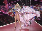 Modelka Devon Windsorová na Victoria's Secret Fashion Show v New Yorku (8....