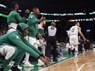 Lavika Boston Celtics oslavuje tíbodovou trefu Jaysona Tatuma (0).