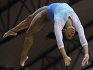 Americká gymnastka Simone Bilesová závodí na kladin.