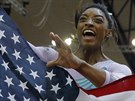 Americká gymnastka Simone Bilesová se raduje z triumfu.