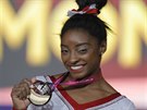 Americká gymnastka Simone Bilesová oslavuje se zlatou medailí z mistrovství...