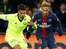 Neymar (vpravo) z Paris St Germain v souboji se  Zekim Celikem z Lille.