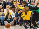 Victor Oladipo (vlevo) z Indiany zápolí o mí s Kyriem Irvingem z Bostonu.