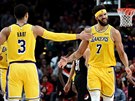 Josh Hart (vlevo) a JaVale McGee z LA Lakers oslavují úspch proti Portlandu.