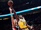 Rajon Rondo (9) z LA Lakers zakonuje na ko Portlandu kolem Zacha Collinse.