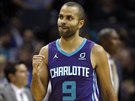 Tony Parker z Charlotte se raduje bhem zápasu s Clevelandu.