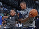 Isaiah Thomas z Denveru se rozcviuje spolen se synem Jaidenem.