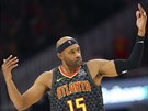 Vince Carter z Atlanty se raduje ze své trefy.