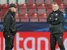 Plzetí trenéi Duan Fitzel (vlevo) a Pavel Vrba na tréninku ped zápasem...