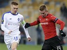 Viktor Cygankov (vlevo) z Dynama Kyjev brání Benjamina Bourigeauda z Rennes.